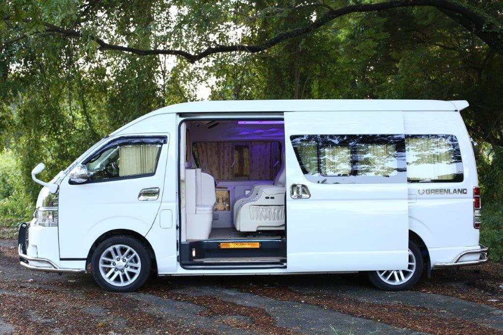 8 Seater Toyota Commuter
